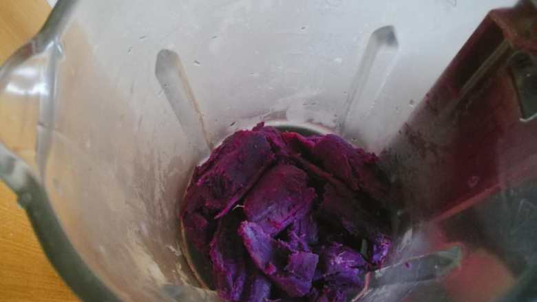 紫薯馅小餐包,加适量的水,打成泥。