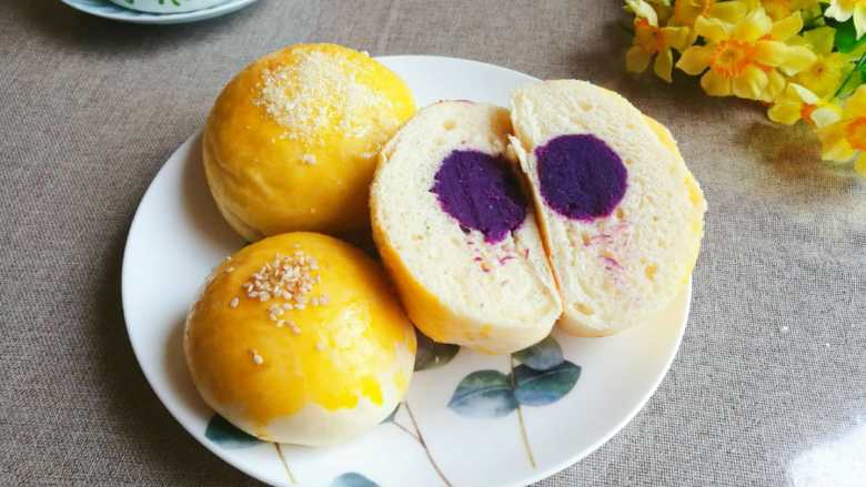 紫薯馅小餐包,如果一下子吃不完,可以用保鲜袋包好,入冰箱急冻哦,吃的时候用微波炉解冻即可。