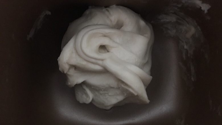 螺旋酥(蛋黄酥),将所有油皮材料混合揉成光滑面团,盖保鲜膜静置松弛20分钟