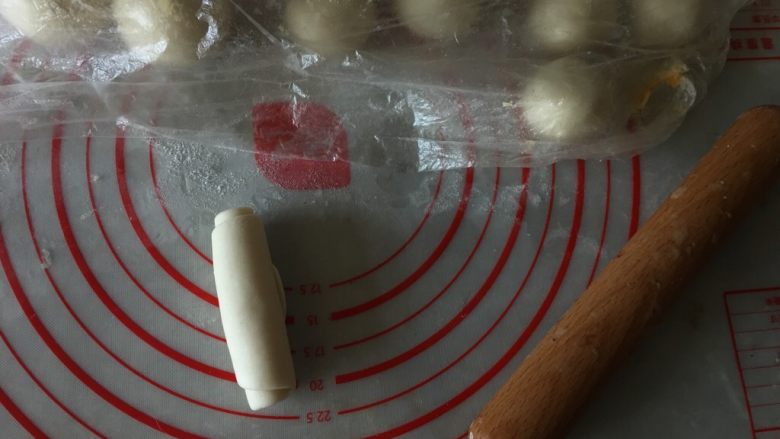 螺旋酥(蛋黄酥),卷起来
