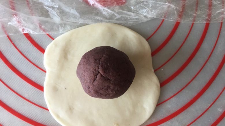 螺旋酥(蛋黄酥),按扁擀成中间厚边缘薄的面皮,放入豆沙蛋黄馅