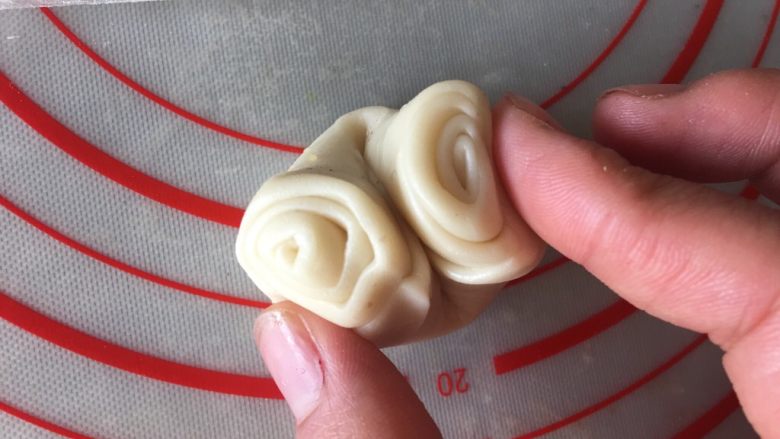 螺旋酥(蛋黄酥),将静置好的原味油酥卷从中间用手压一下对折