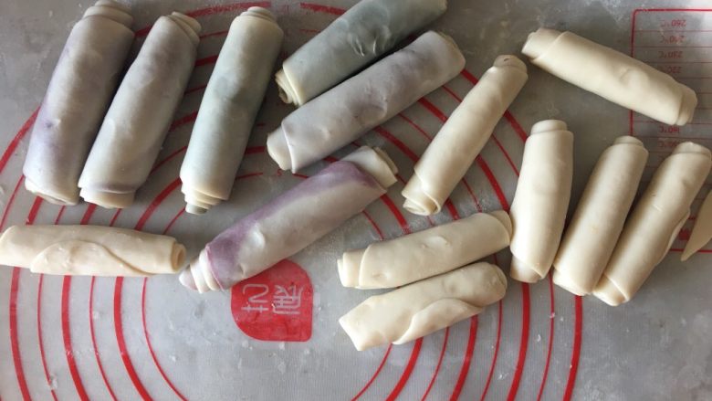 螺旋酥(蛋黄酥),卷起来所有的油酥卷后盖保鲜膜静置15分钟