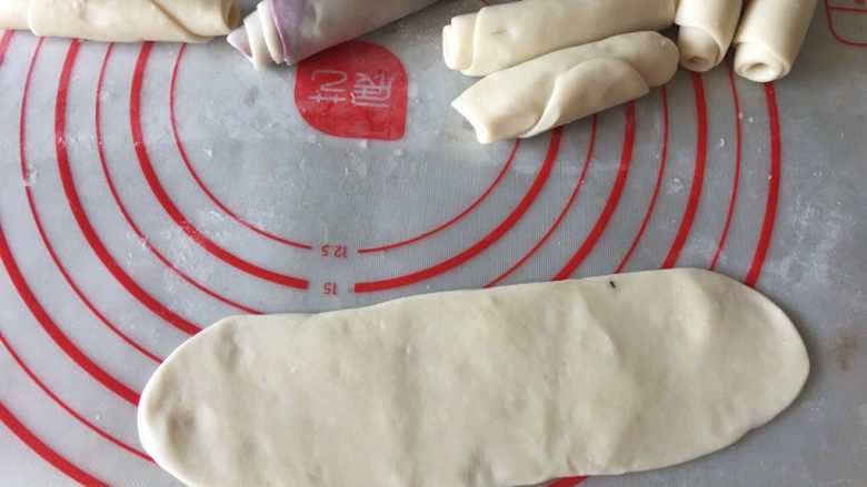 螺旋酥(蛋黄酥),将静置好的油酥面卷再次擀开