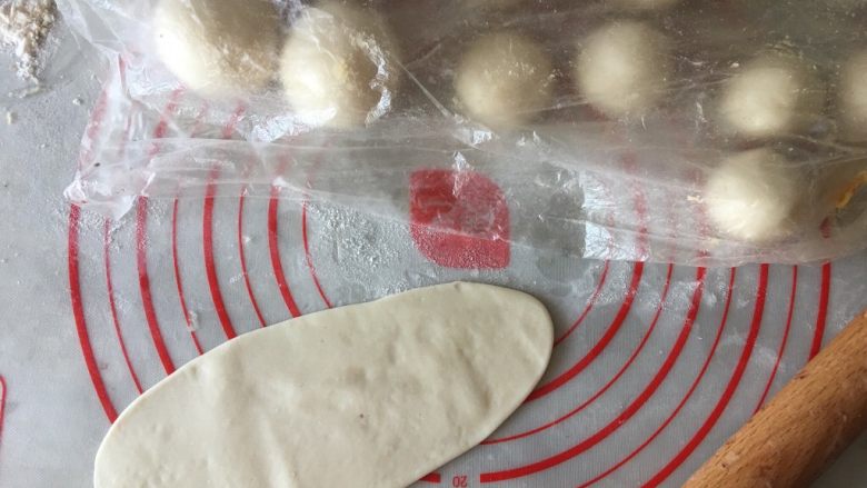 螺旋酥(蛋黄酥),原味的油酥面团擀开成牛舌状