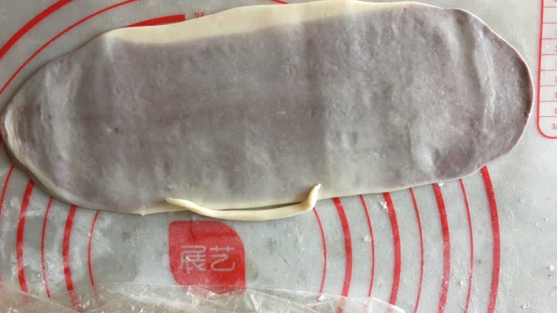 螺旋酥(蛋黄酥),将白边用刀割掉