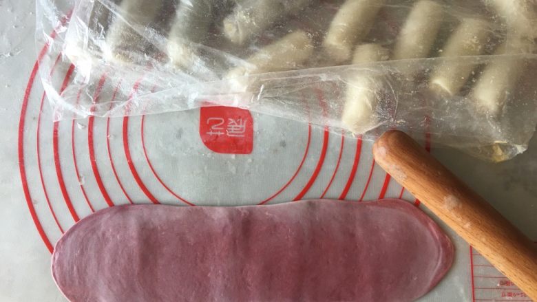 螺旋酥(蛋黄酥),彩色的的也是一样的操作,尽量擀的规整一些,长矩形状最好