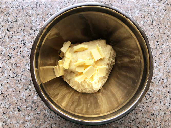 巧克力核桃面包,放入切块的黄油,继续揉面。