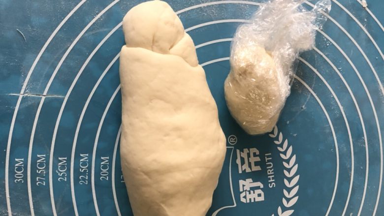 仿真香菇包,发酵成原来的1.5倍后取出排气,揪一个小面团用保鲜膜包好放入一边备用。