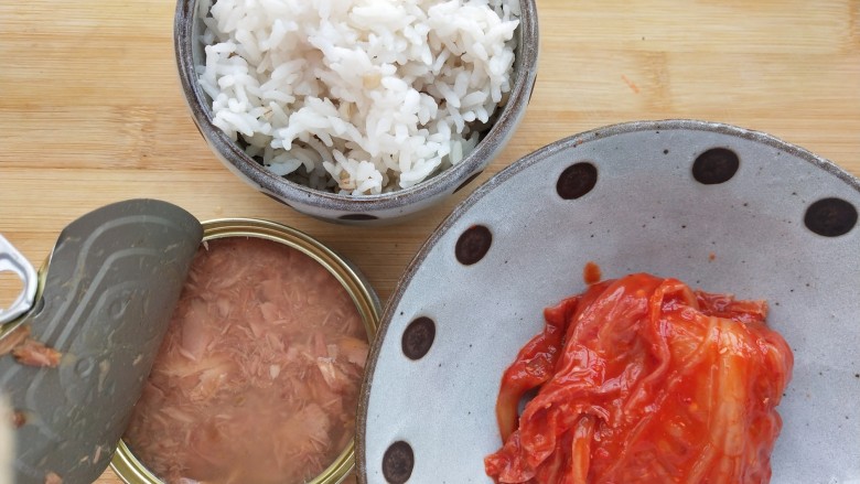 泡菜金枪鱼炒饭,准备好所有食材。