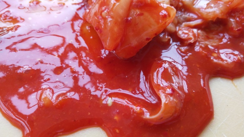 泡菜金枪鱼炒饭,多余的汤汁一定不要扔,炒饭时一起加入更有滋味。