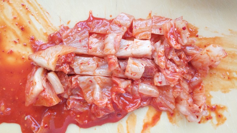 泡菜金枪鱼炒饭,<a style='color:red;display:inline-block;' href='/shicai/ 698'>泡菜</a>去一叶,切小块儿。