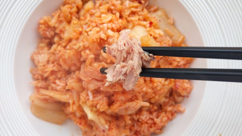 泡菜金枪鱼炒饭,盛出后放上<a style='color:red;display:inline-block;' href='/shicai/ 376'>金枪鱼</a>,再切少许香菜末放上。