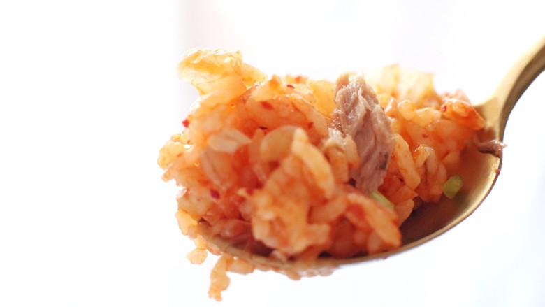 泡菜金枪鱼炒饭,泡菜的辣味完全掩盖掉金枪鱼的腥味
一份碳水,蛋白质,膳食纤维都有的简单韩式饭就好了
快来一口吧~