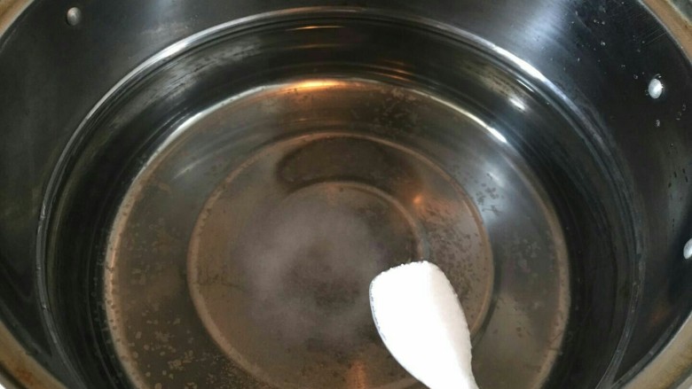 培根芝士茄汁意面🍝,拿一个大锅放入水,加入两勺盐,煮沸。