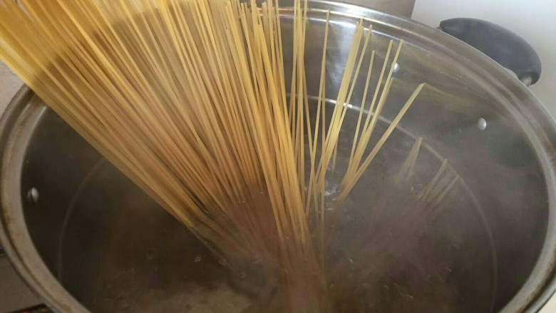 培根芝士茄汁意面🍝,把一面下入锅中煮8-10分钟