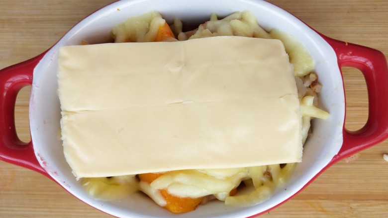 奶香南瓜鸡肉焗饭,再盖上一片<a style='color:red;display:inline-block;' href='/shicai/ 935'>芝士</a>,继续放入烤箱至融化。
