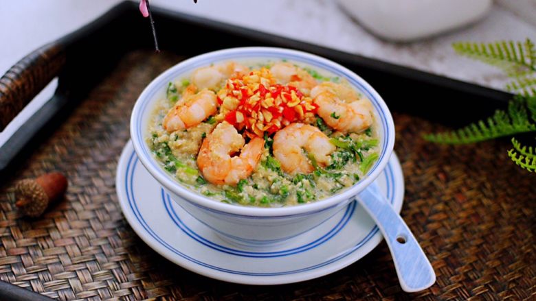 豆渣茼蒿虾仁小豆沫,把做好的豆渣虾仁盛到碗里,把做好的红椒和蒜蓉浇到上面即可。