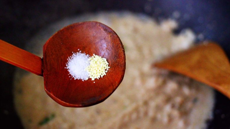 豆渣茼蒿虾仁小豆沫,这个时候根据个人口味,加入适量的盐和<a style='color:red;display:inline-block;' href='/shicai/ 756'>鸡精</a>调味。