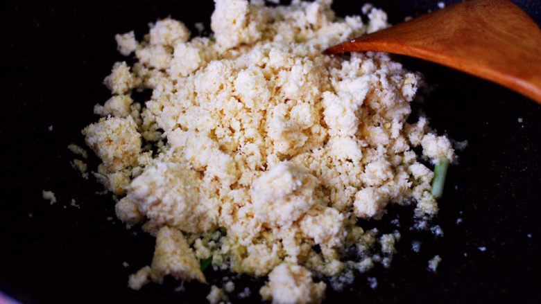 豆渣茼蒿虾仁小豆沫,锅中倒入<a style='color:red;display:inline-block;' href='/shicai/ 5196'>豆渣</a>,大火翻炒片刻。