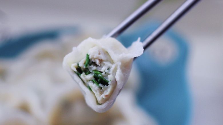 鲜美无比的鲅鱼饺子,把煮好的鱼饺子盛到盘子里面、配上自己喜欢的蘸料就可以了,嘻嘻,鲜掉眉毛没人管哟。