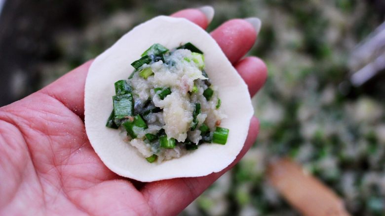 鲜美无比的鲅鱼饺子,擀好的面皮放入适量的馅料。