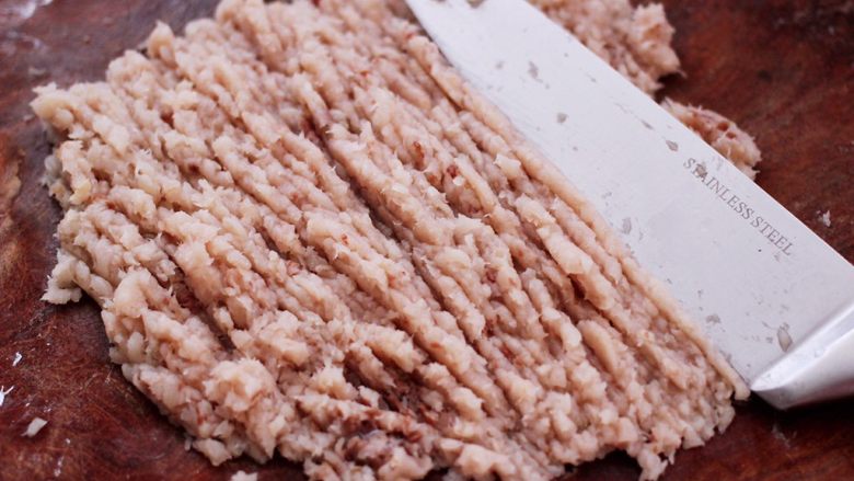 鲜美无比的鲅鱼饺子,把鲅鱼肉用刀剁碎,鲅鱼肉剁成这样就可以了。