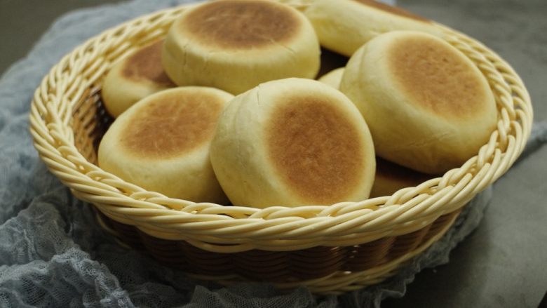 乳山喜饼,放入烤箱中层,下火150度十分钟左右,翻面后继续烤七八分钟,上色均匀烤透出炉