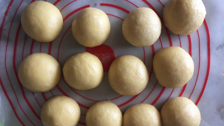 乳山喜饼,分成12等份,揉圆,注意加盖保鲜膜