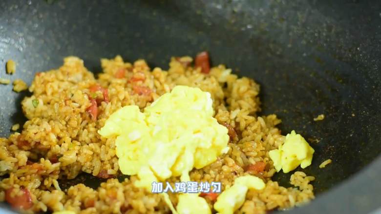 吸收了番茄汁的炒饭酸甜可口,美的很,加入鸡蛋炒匀。