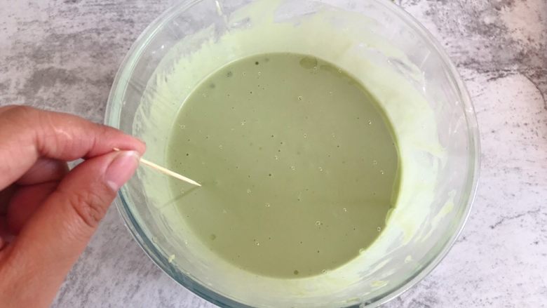 抹茶草莓大福,盖上保鲜膜,用牙签扎一些小孔,大火上锅蒸20分钟