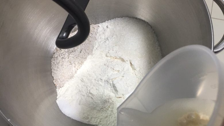 奶酪全麦法棍,高筋粉和预拌粉混合,加入盐和细砂糖。