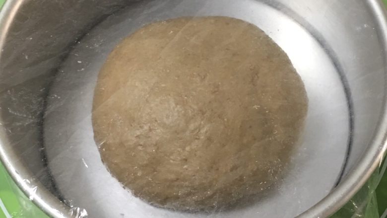 奶酪全麦法棍,滚圆放入模具,盖上保鲜膜。