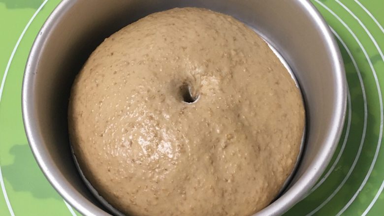 奶酪全麦法棍,发酵完成后拿出,用手指戳一下不反弹。