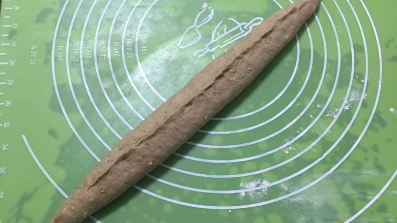 奶酪全麦法棍,收紧口子,搓成圆柱型。