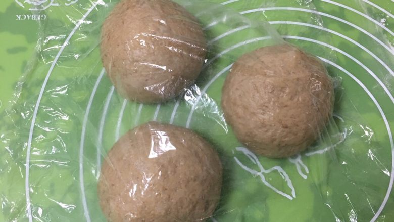 奶酪全麦法棍,分成三个剂子,盖上保鲜膜静置20分钟。