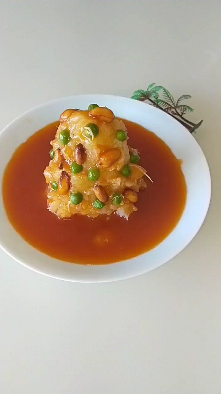 土豆泥 变身火山爆发,把番茄汁浇在土豆泥上。