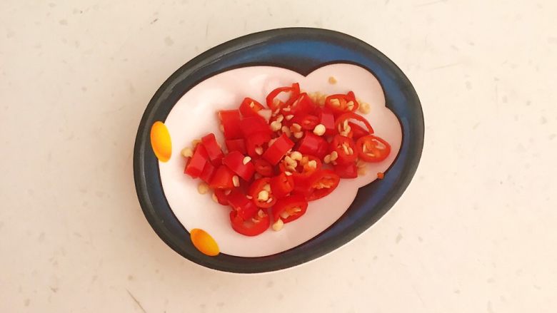 10分钟快手菜 酸辣土豆丝,把小米辣切成小丁