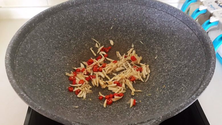 10分钟快手菜 酸辣土豆丝,油烧热后加入小米辣和蒜丝煸炒出香味