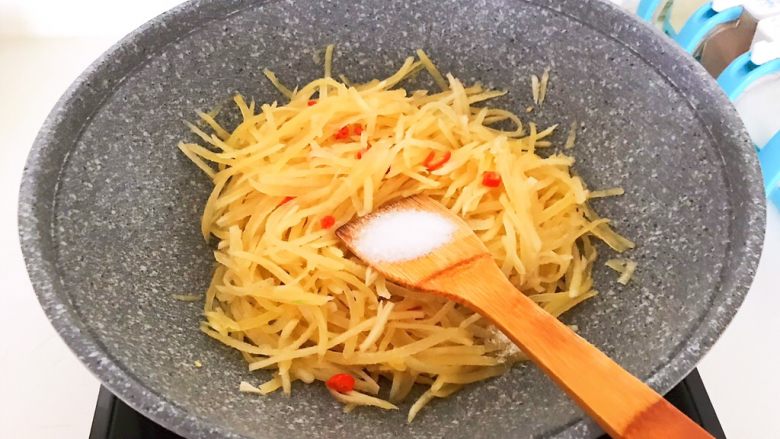 10分钟快手菜 酸辣土豆丝,加入精盐调味