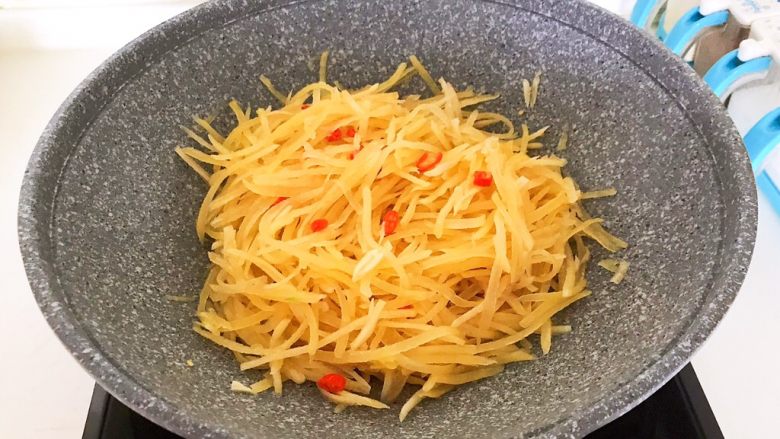 10分钟快手菜 酸辣土豆丝,翻炒均匀