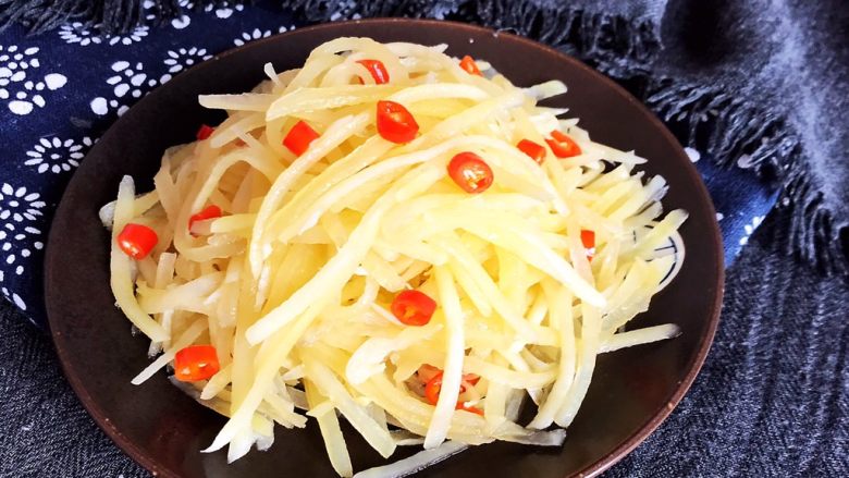 10分钟快手菜 酸辣土豆丝,酸辣土豆丝丝清脆爽口,酸辣适宜,这是一道清淡爽口的快手下饭菜~