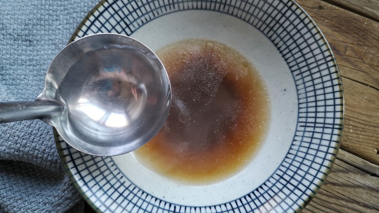 猪脚面,在碗里盛入适量的卤汤,舀一大勺面汤将卤汤冲开后将煮好的面捞入。