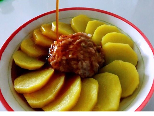 土豆花环,蒸锅时间到后,盘子从锅中拿出来,刚做好的水淀粉浇上去。