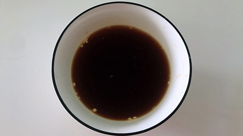 土豆花环,利用蒸的时间把生抽和淀粉放在碗中,加少量水搅开搅匀。