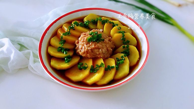 土豆花环,上面撒上切好的葱花,美味诞生了,想保持苗条身材,想减肥的统统都不怕,美味又健康!如果想吃口味重点的自己调个味碟出来,蘸上吃。