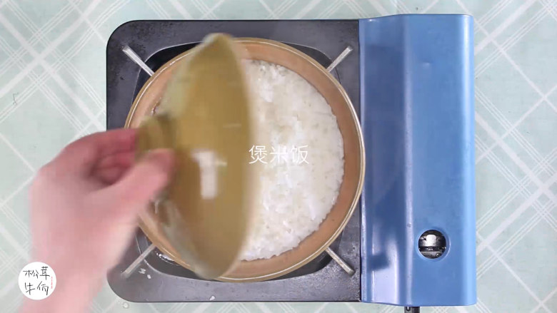 视频|松茸腊肠煲仔饭|牛佤松茸食谱,在砂锅底部抹上适量猪油,把浸泡好的大米倒入砂锅中,滴下几滴香油,大火煮开,小火焖煮10分钟,将米饭煮至八成熟。