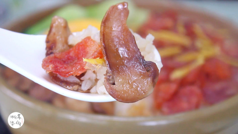 视频|松茸腊肠煲仔饭|牛佤松茸食谱,起锅时,浇上用耗油,<a style='color:red;display:inline-block;' href='/shicai/ 692'>酱油</a>,香油和水调制好的酱汁,即可享用。