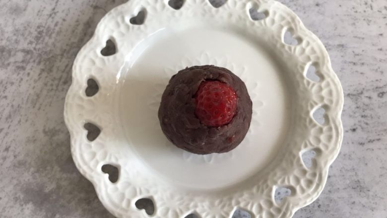 抹茶草莓大福,草莓包裹上<a style='color:red;display:inline-block;' href='/shicai/ 4729'>豆沙馅</a>,漏出草莓头