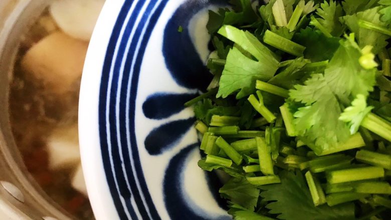 牛腿骨枸杞萝卜汤,加入香菜,即可